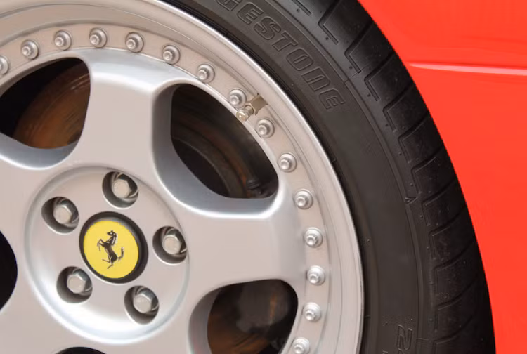 Không chỉ dừng lại ở đó, Koenig còn tiếp tục "phớt lờ" cảnh báo của Ferrari và thiết kế phần đuôi phía sau bản độ Testarossa của hãng với cánh gió và ống xả đặt giữa tương tự siêu xe huyền thoại F40.