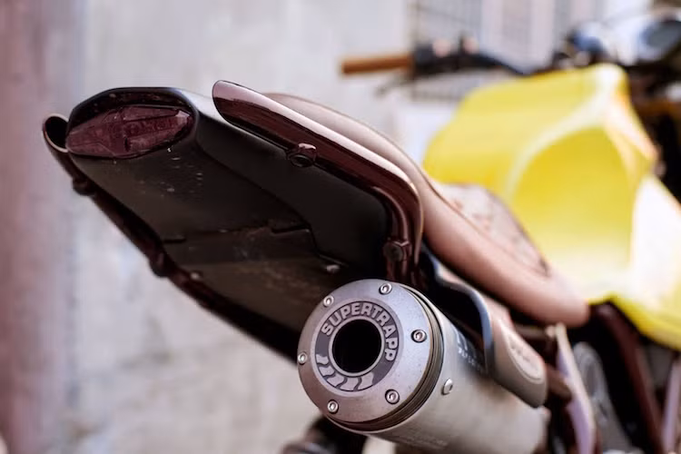 Pô Supertrapp được gắn vào cổ độ và nằm ngay dưới yên chiếc xe. Beautiful Machines cũng đã khéo léo tích hợp 2 tay dắt cùng với một đèn hậu LED chóa màu đen vào thiết kế đuôi của Dirty Fellow.