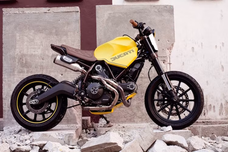 Có kiểu dáng "trần trụi" kết hợp giữa tracker và cafe racer, gần như tất cả các chi tiết nguyên bản của Scrambler đã được tháo bỏ, hướng tới cảm giác lái vui nhộn cho chiếc xe bằng cách giảm tối đa trọng lượng.