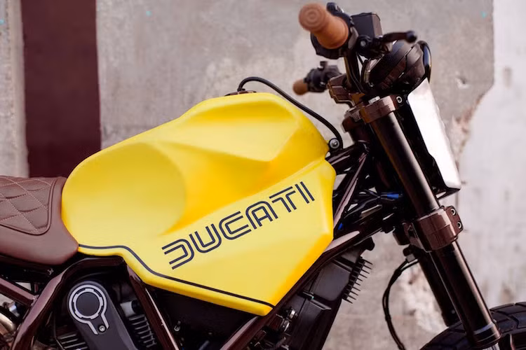 Bình xăng là chi tiết ấn tượng nhất trên Dirty Fellow khi đã được Beautiful Machines tạo hình đầy góc cạnh, với các vệt lõm khớp hoàn hảo với vị trí đầu gối và cẳng tay người lái khi "núp gió".