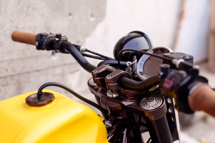 Toàn bộ ghi-đông và cùm công tắc, cũng như đồng hồ điện tử của Scrambler được giữ lại toàn bộ. Tuy nhiên, bao tay của chiếc xe đã được thay thế.