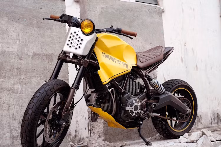 Trên bản đồ xe độ Thế giới, Beautiful Machines đã từng gây ấn tượng với một chiếc Harley-Davidson Sportster độ phá cách kiểu cafe racer steampunk trước đây. Dự án mới nhất của họ là một chiếc Ducati Scrambler độ có tên gọi Dirty Fellow.
