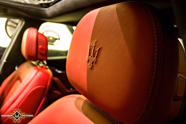Trên mỗi tựa đầu ghế ngồi, Maserati cũng không quên khẳng định giá trị thương hiệu với các logo đinh ba được dập nổi rõ nét.