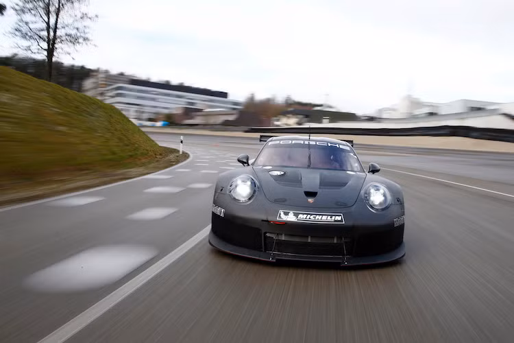 Vừa qua, 911 RSR 2017 đã hoàn thành một cách xuất sắc công đoạn chạy thử trên đường thử tại Weissach - Đức. Porsche cũng đã nhân dịp này "khoe" những tấm ảnh đầu tiên chụp chiếc 911 RSR mới, tuy nhiên hãng chỉ chụp phía trước mũi xe.
