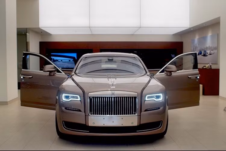 Một ví dụ đó là chiếc Rolls-Royce Ghost Series II với màu ngoại thất Diamond Black và nội thất màu Black/Consort Red có giá trước ngày 1/7 là 26,974 tỷ đồng, nhưng sẽ tăng tới 15,542 tỷ và đạt giá mới là 42,516 tỷ kể từ sau 1/7.