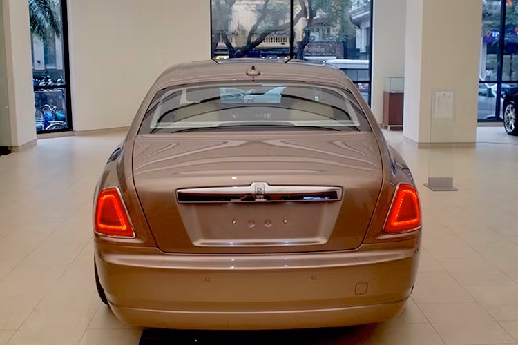 Rolls-Royce Ghost được trang bị khối động cơ V12 6.6l tăng áp kép, chính vì vậy chiếc xe siêu sang này sẽ được liệt vào nhóm xe có dung tích trên 6000 cc và bị áp thuế suất lên tới 150%.