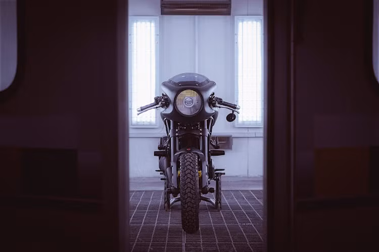 Cùng với lốp hiệu năng cao Pirelli MT60RS, bản độ Ducati Monster Diesel Cafe Racer không chỉ đẹp mắt mà còn có cảm giác lái ấn tượng.