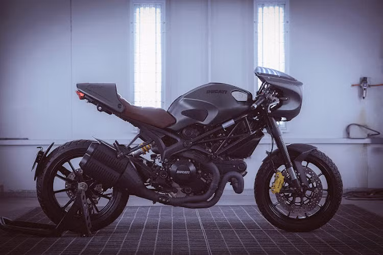 Khối động cơ L-Twin 1100 cc, cùng với phuộc trước Marzocchi vẫn được giữ lại. Tuy nhiên Hong đã nâng cấp phuộc sau của xe lên loại Ohlins "hàng hiệu" để tương xứng với hiệu năng của phuộc trước.