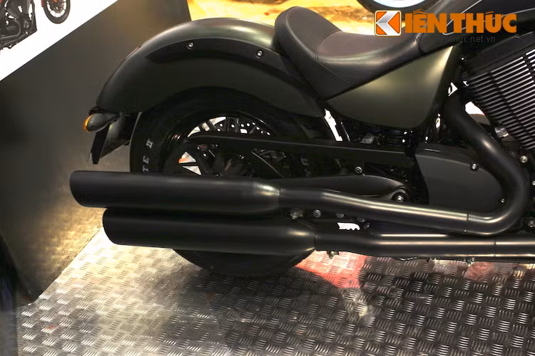 Giống như toàn bộ thân xe, cây pô kép của Gunner cũng đã được sơn trong tông màu đen mờ khỏe khoắn. Sức mạnh động cơ được truyền tới bánh sau qua dây đai.