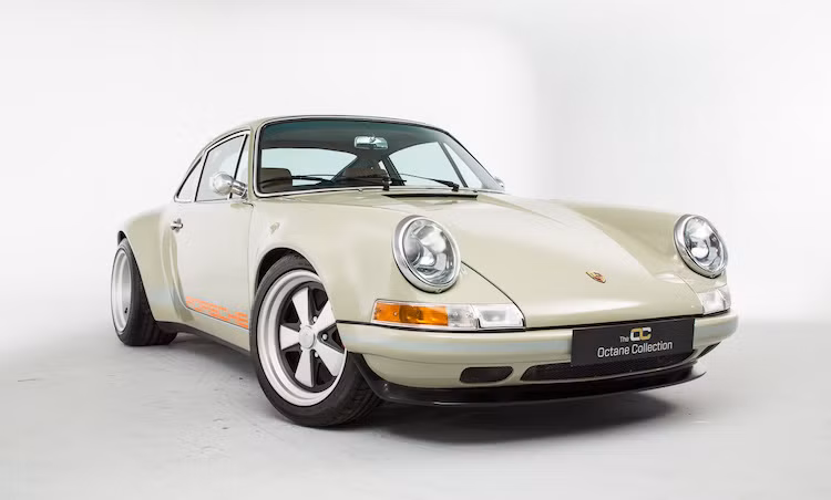 Với trọng lượng nhẹ, chiếc Porsche 911 của Theon có khả năng vận hành tương đương những mẫu xe thể thao và một số siêu xe hiện đại ngày nay. Tuy nhiên, cái giá mà một người phải bỏ ra để sở hữu chiếc xe cũng hoàn toàn không rẻ: 314.170 USD - tương đương 7,008 tỷ đồng.