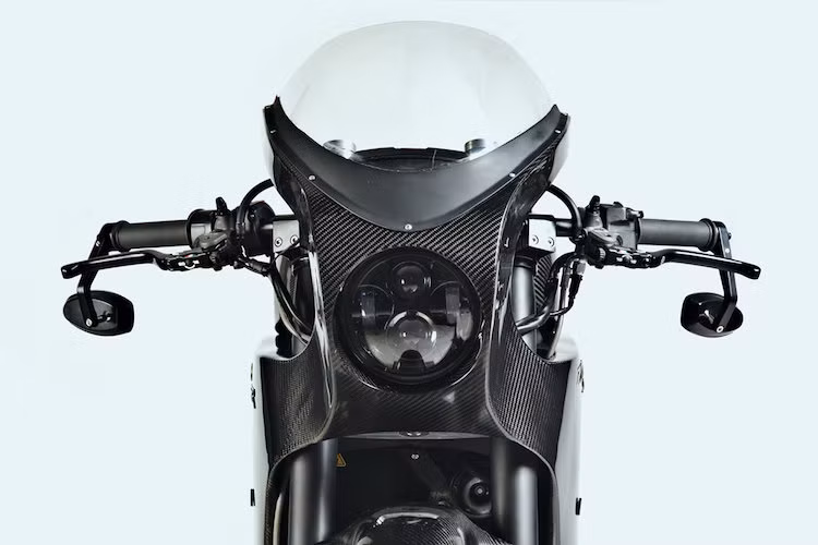 Toàn bộ phần thân của chiếc xe đã được Ram tạo nên từ vật liệu sợi carbon đắt tiền, xứng đáng với mức giá khởi điểm 14.395 USD của một chiếc Zero SR nguyên bản. Toàn bộ phía trước của chiếc xe đã được anh lắp một bộ quây gió với thiết kế vuốt nhỏ về phía trước.