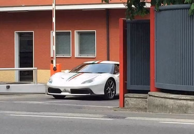 Vào khoảng giữa tháng 4/2016, một chiếc siêu xe Ferrari "hàng thửa", chưa từng xuất hiện đã bị các fan hâm mộ chụp lại khi nó đang chạy quanh đại bản doanh của hãng ở Maranello, Ý. Tới nay, Ferrari mới chính thức "vén màn bí mật" và công bố tên gọi Ferrari 458 MM Speciale.