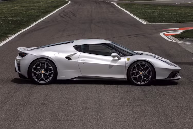 Cột A của 488 MM Speciale cũng đã được Ferrari sơn đen bóng, tạo cảm giác như các cửa kính chạy liền mạch thành hình chữ U. Thiết kế này phần nào gợi nhớ tới mẫu xe thể thao Evora của hãng xe Anh Lotus. Vị đại gia đặt hàng chiếc xe đã yêu cầu Ferrari sản xuất phần thân "hàng thửa" từ các vật liệu siêu nhẹ như nhôm và sợi carbon.