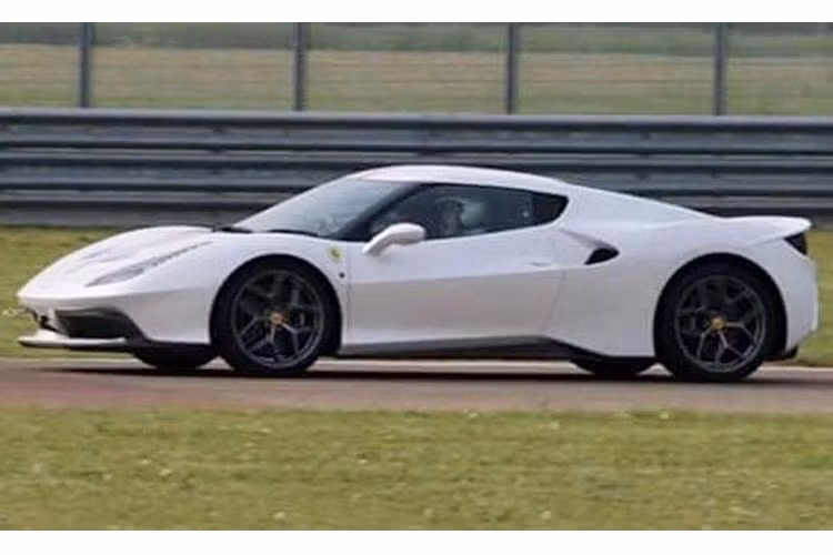 Ferrari không công bố bất kỳ tấm ảnh nội thất nào của 458 MM Speciale, nhưng hãng cho biết rằng cabin của chiếc xe được nâng cấp với da hảo hạng Cioccolato đan chỉ trắng và hệ thống âm thanh hi-end.