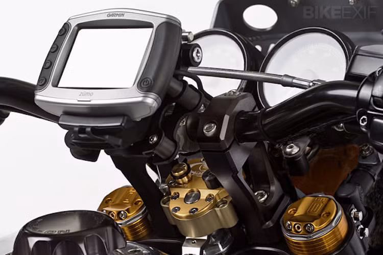 Nhiều chi tiết trên xe đã được Jim "thửa riêng", chẳng hạn như chảng 3 CNC với gắn trợ lực Scotts hay bình xăng 23 lít. Tay lái của xe có đường kính lên tới 1 inch, do Biltwell cung cấp và có kèm theo giá gắn thiết bị định vị GPS chuyên dụng.