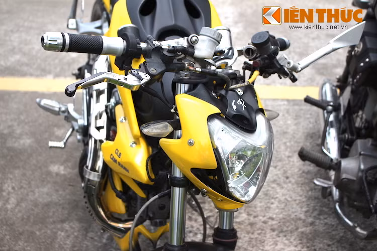 Điểm đặc biệt của mẫu xe này đó là nó đã được biker người Cam Ranh hoàn toàn "lột xác" để có kiểu dáng streetfighter hiện đại bằng bộ vỏ do anh tự lên ý tưởng. Ở phía trước, đèn pha của chiếc xe được lấy từ một mẫu naked bike khác và có kiểu dáng như mặt của một chú bọ ngựa.