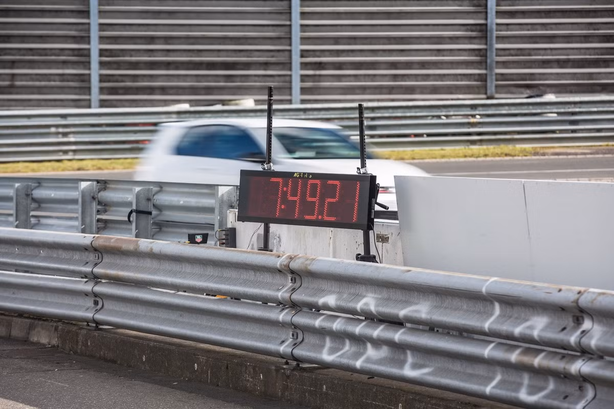 Là một phần của đường đua huyền thoại Nurburgring, Nordschleife thường được các hãng thử nghiệm xe và lấy thời gian hoàn thành một vòng đua làm "thước đo" để so sánh với đối thủ. Với thời gian hoàn thành một vòng Nordschleife trong 7:49.21, mẫu hatchback Volkswagen Golf GTI đã chính thức trở thành chiếc xe dẫn động cầu trước nhanh nhất trên đường đua này.