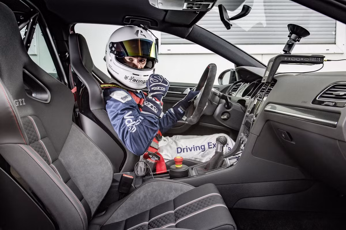 "Bí quyết" khiến Golf GTI Clubsport S lập kỷ lục đó là do chiếc xe đã giảm tới 30 kg so với phiên bản thể thao Clubsport trước đó. Để làm được điều này, Volkswagen đã bỏ đi ghế sau, cắt bớt các lớp giảm âm, sử dụng ắc quy nhỏ hơn...