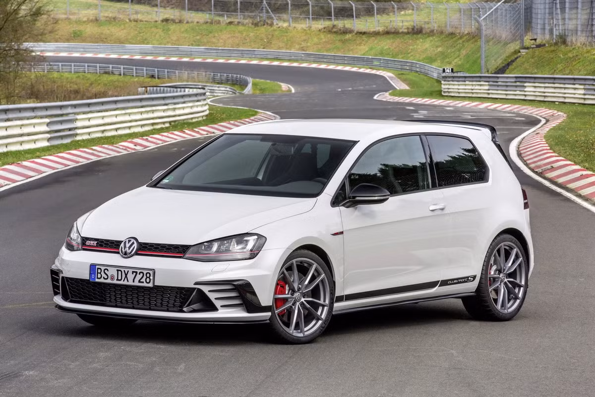 Ngoài trọng lượng nhẹ hơn, Golf GTI Clubsport S còn được trang bị mâm 19 inch Pretoria đi kèm với lốp gần như trơn hoàn toàn, hệ thống khóa vi sai bánh trước, ống xả độ... Các kỹ sư của Volkswagen cũng đã tích hợp riêng chế độ chuyên dụng cho đường đua vào hệ thống kiểm soát chassis của xe (Dynamic Chassis System).