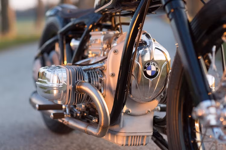 Để tạo ra R5 Hommage, BMW đã sử dụng khối động cơ 500 cc hỏng của một chiếc R5 nguyên bản do nhà sưu tập môtô Sebastian Gutsch cung cấp. Sau đó hãng đã phục chế lại động cơ này với những chi tiết mới cùng lớp vỏ bằng nhôm đánh bóng đẹp mắt.