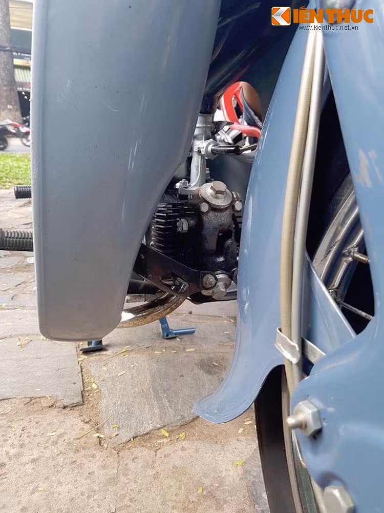 Thế hệ Super Cub đời đầu sử dụng động cơ 4 kỳ 50 cc nạp khí tự nhiên với xú-páp đặt trên đỉnh máy, điều khiển bằng thanh đẩy (OHV). Kể từ năm 1966, khi thế hệ thứ 2 của dòng xe ra đời, động cơ của xe đã sử dụng kết cấu trục cam đặt ở trên đỉnh, tác động trực tiếp vào xú-páp qua cò (OHC).