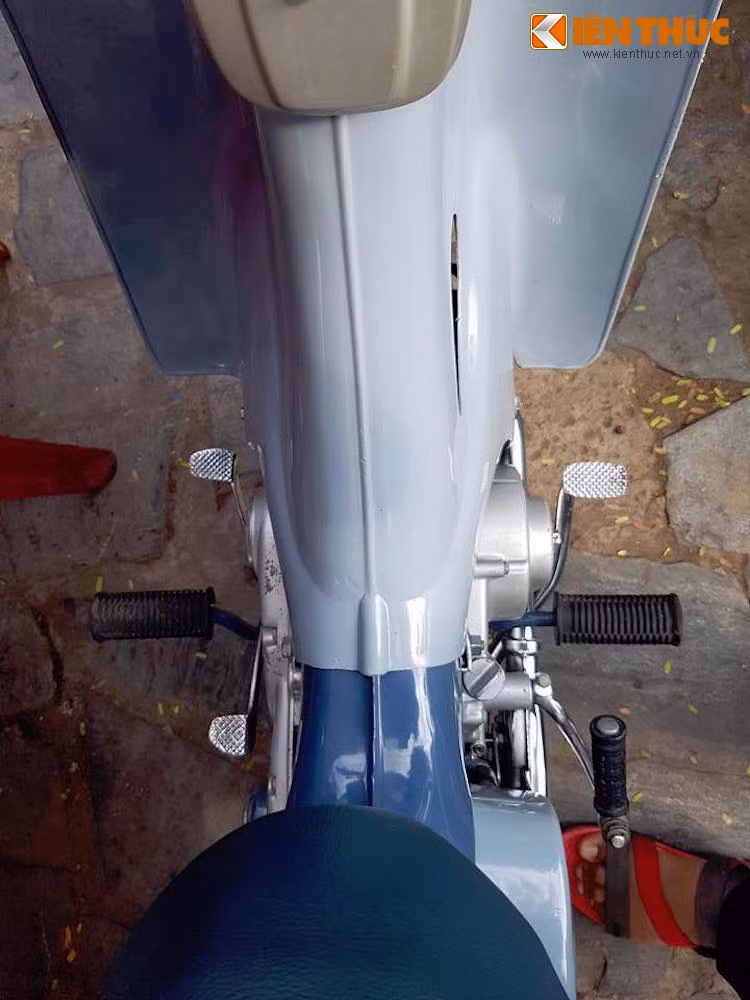 Honda Super Cub C100 tại Sài Gòn là chiếc xe sản xuất hàng loạt đầu tiên trên Thế giới có vỏ được làm bằng nhựa, cụ thể hơn là loại nhựa polyethylene. Không giống các thế hệ sau này của dòng xe, bộ yếm của Super Cub C100 có màu xanh nhạt thay vì màu trắng.