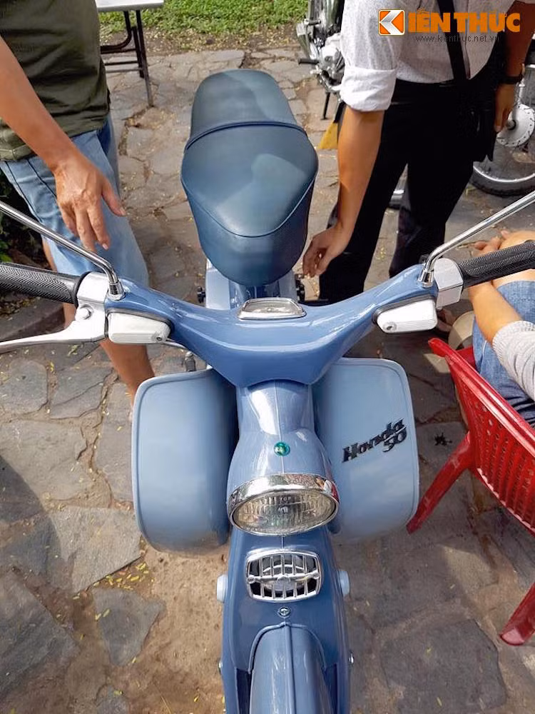 Một người đam mê dòng xe naỳ tại Sài Gòn đã cất công tìm kiếm và có được chiếc Super Cub này, với tất cả các chi tiết "còn zin" hoàn toàn và ở trong tình trạng như mới. Đây là một việc không hề dễ dàng khi chiếc xe đã có tuổi đời rất lâu.