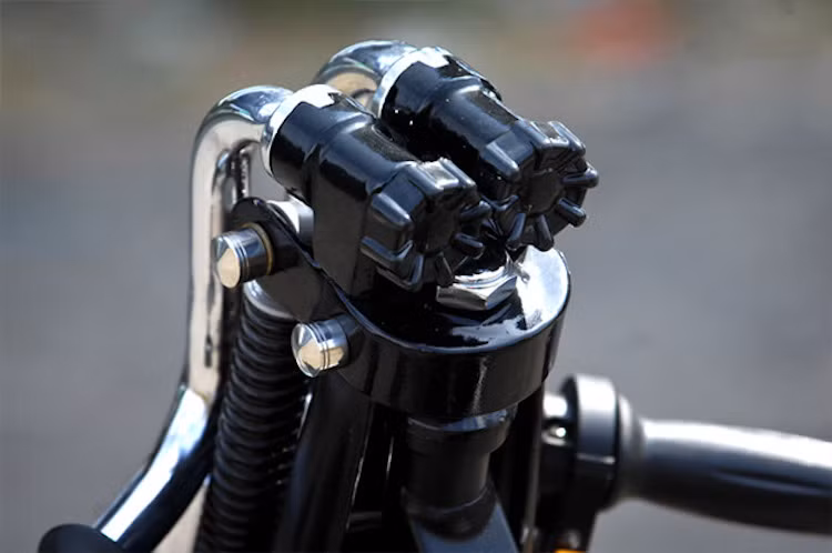 Ghi-đông của chiếc xe vốn là hàng nguyên bản của chiếc minibike Honda Monkey 50, nhưng đã được Jonathan gập ghi-đông xuống sát cổ xe để đem tới tư thế lái kiểu phong cách bobber cực "ngầu".