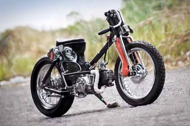 Bản độ xe Honda Super Cub đời 1980 cực đẹp mắt này đã được anh Jonathan Evan - chủ xưởng độ Minority Custom Surabaya tạo ra.
