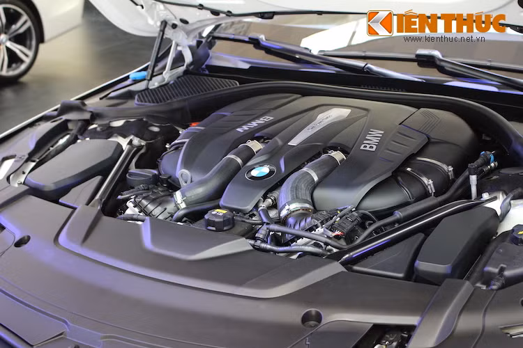 Cung cấp sức mạnh cho 750Li 2016 là động cơ xăng V8 4.4l tăng áp kép Twin Power Turbo với công suất tối đa 450 mã lực cùng mô-men xoắn cực đại 650 Nm kèm hệ dẫn động cầu sau và hộp số tự động Steptronic 8 cấp.