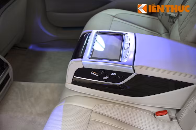 Trên bệ tì tay của 750Li ở hàng ghế sau là các phím điều khiển ghế ngồi, cùng với một chiếc máy tính bảng Samsung Galaxy Tab 4 7 inch có thể tháo rời đóng vai trò là hệ thống điều khiển BMW Touch Command, cho phép điều khiển tới 24 tính năng khác nhau trong xe như rèm cửa, đèn nội thất...