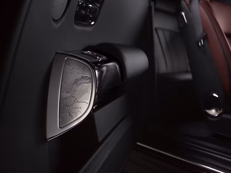 Ở cuối bệ tì tay của mỗi cánh cửa trên Phantom Zenith, Rolls-Royce đã ốp một tấm kim loại có khắc bản đồ vùng Goodwood ở Anh - nơi đặt nhà máy của hãng. Bệ tì tay còn lại sẽ có hình bản đồ của vùng Geneva ở Thụy Sĩ hoặc Villa D’Este, Italy, tùy thuộc theo phiên bản Drophead hay Coupe.