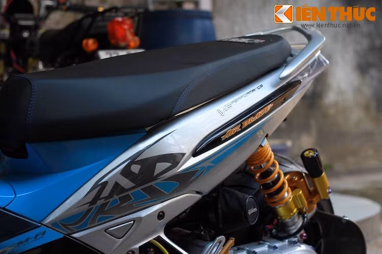Yên của chiếc xe được gọt mỏng tương tự những mẫu xe đua drag, trong khi dàn áo nguyên bản được sơn màu xanh/bạc kết hợp với tem chữ AB của Airblade Thái.