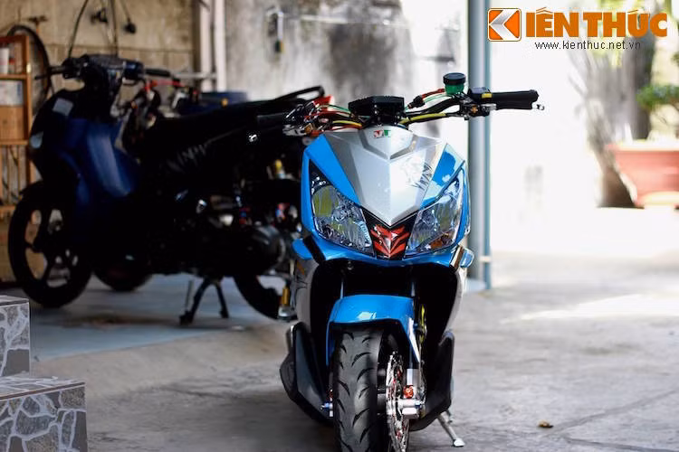So với phiên bản Airblade được sản xuất trong nước, Honda Airblade Thái Lan thế hệ đầu tiên với đèn pha kép được dân chơi ưa chuộng hơn. Tuy nhiên, ngoài phong cách độ kiểng, lên đồ chơi như thường thấy, hiếm chiếc Airblade Thái nào ở Việt Nam đã được độ tới mức thay đổi kết cấu như chiếc xe trong bài viết này.