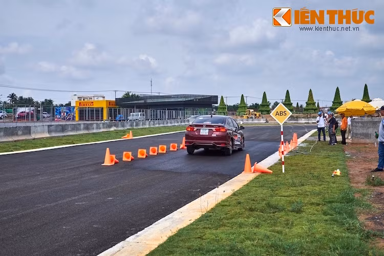 Ngay sau khi lái zic-zac với tốc độ 60 km/h, người lái được yêu cầu phanh gấp trong 1 khoảng cọc tiêu định sẵn với phần đường được làm ướt để tăng độ trơn trượt. Nếu xe dừng trong khoảng cọc tiêu, người tham dự đạt số điểm tối đa. Trong đó, các nội dung sử dụng lẫy chuyển số và hệ thống cân bằng điện tử VSA, ABS chỉ được yêu cầu ở vòng thi thứ hai với mục đích để người tham gia cảm nhận được sự khác biệt và hữu ích khi sử dụng và không sử dụng 3 tính năng này.