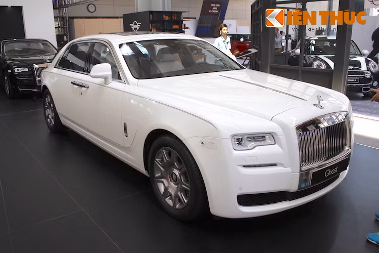 Tới năm 2014, Rolls-Royce đã giới thiệu phiên bản nâng cấp mới của Ghost là Series II, với một loạt các cải tiến nhỏ liên quan tới nội thất và các trang bị tiện nghi cho nội thất. Chính vì vậy, ngay cả khi đứng cạnh nhau, khó có thể nhận ra ngay được những thay đổi của Series II so với phiên bản đầu tiên.