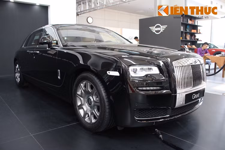 Tại BMW World Vietnam, Rolls-Royce còn trưng bày một chiếc Ghost Series II EWB khác với ngoại thất màu đen Diamond và nội thất màu vàng Moccasin/đen. Chiếc xe này hiện có giá "rẻ" hơn, 27,802 tỷ và sẽ bị đội lên thành 40,91 tỷ sau ngày 1/7.