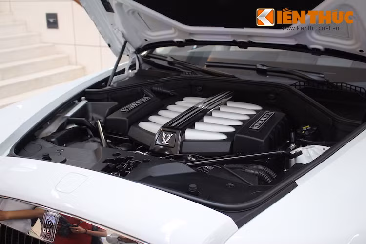 Nằm dưới nắp ca-pô dài phía trước xe là khối động cơ V12 tăng áp kép DOHC với dung tích "khủng" lên tới 6,6 lít, có công suất tối đa 563 mã lực và mô-men xoắn cực đại lên tới 780 Nm. Với dung tích cực lớn, chiếc xe "ăn" tới 21,4 lít/100 km khi di chuyển trong thành phố, tuy nhiên con số này không phải là điều mà một chủ xe Rolls-Royce quan tâm.
