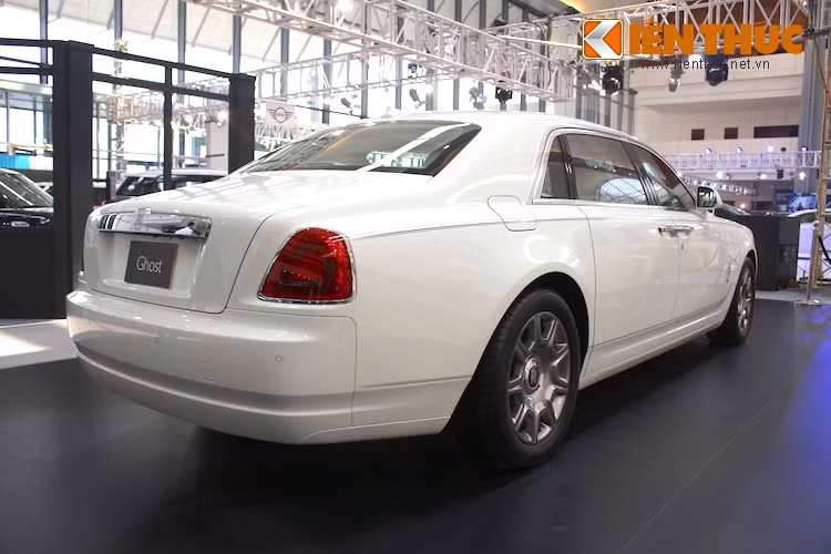 Thay vì nhôm như Phantom, Ghost có thân xe làm từ thép, khiến nó có trọng lượng lên tới hơn 2,5 tấn. Tuy nhiên với động cơ cực mạnh, chiếc xe vẫn chỉ mất 4,7 giây để tăng tốc từ 0-100 km/h và đạt tốc độ tối đa 250 km/h một cách dễ dàng.