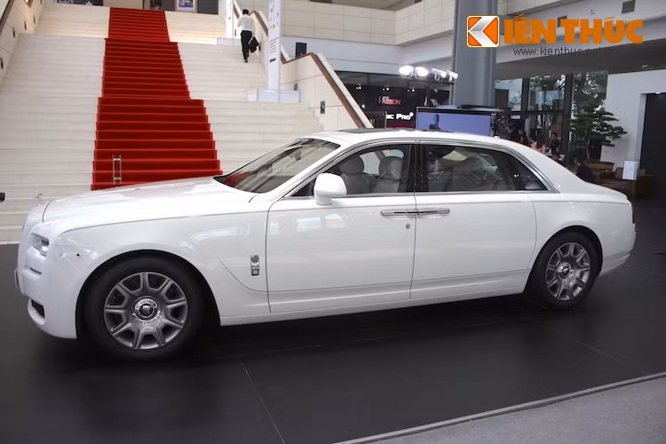 Chiếc Rolls-Royce Ghost EWB mà các bạn đang thấy có màu trắng English White cùng nội thất màu trắng Seashell kết hợp với đỏ Consort Red. Hiện nay, xe đang được bán với giá 27,858 tỷ đồng nhưng sắp nâng giá thành 40,998 tỷ đồng từ 1/7/2016, do bị áp thuế tiêu thụ đặc biệt cho xe dung tích động cơ trên 6000 cc.