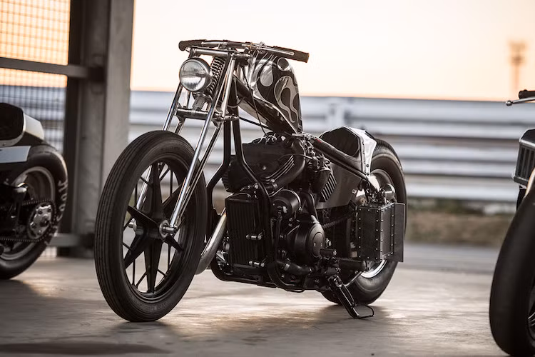 Tuy nhiên khác với những chiếc chopper thông thường sử dụng tay lái "dài ngoằng", Masayuki đã dùng ghi-đông ngắn dạng drag bike cho chiếc xe. Bánh sau có đường kính 19 inch, được cung cấp sức mạnh từ động cơ với xú páp "thửa riêng", ECU tự tunemap ThunderMax và pô độ phong cách drag.