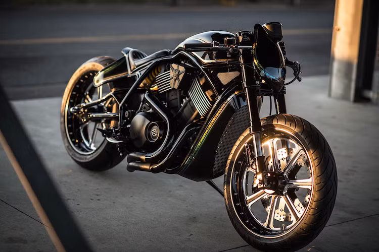 Bản độ cuối cùng là The Other One của Tatsuya Fujii tới từ Duas Caras Cycles, là sự tổng hòa giữa phong cách bobber với các chi tiết đầy tính thể thao. Cặp mâm Roland Sands Design CNC 7 cánh được gắn kèm hệ thống phanh của Performance Machine, và hãng này cũng cung cấp lọc gió cho chiếc xe.