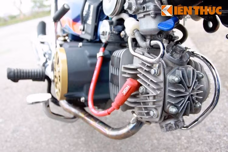 Bên cạnh việc nâng cấp phân khối, chiếc xe còn được chủ nhân trang bị cho hàng loạt các chi tiết "kiểng" như ốp lốc máy, nắp xú-páp từ xe Sufat với thiết kế đẹp mắt...