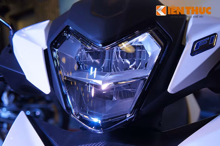Xe được trang bị đèn pha cao cấp dạng LED, trào lưu đang thịnh hành trên các dòng xe ôtô cao cấp với ánh sáng dịu mắt, đồng thời kích thước nhỏ gọn cũng góp phần nâng cao công suất vận hành, giúp tăng dáng vẻ thể thao của xe cùng với độ bền cao.