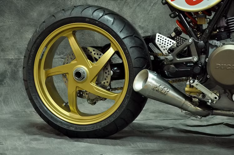 Bánh sau của xe cũng được lấy từ Monster S4R, nằm ngay bên cạnh lon pô "loa kèn" il trombone từ SPARK. Cổ pô của xe do hãng SUPERMARIO sản xuất và có thiết kế 2-to-1.
