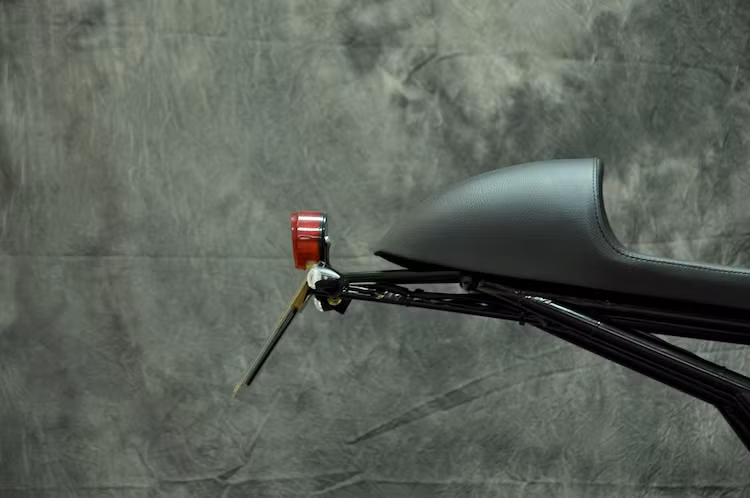Ở phía sau, bộ yên solo cafe racer XTR Metralla đã được Pepo bọc lại, gắn phía sua là pát biển số XTR, đèn xi-nhan LED XTR và đèn hậu Montesa.