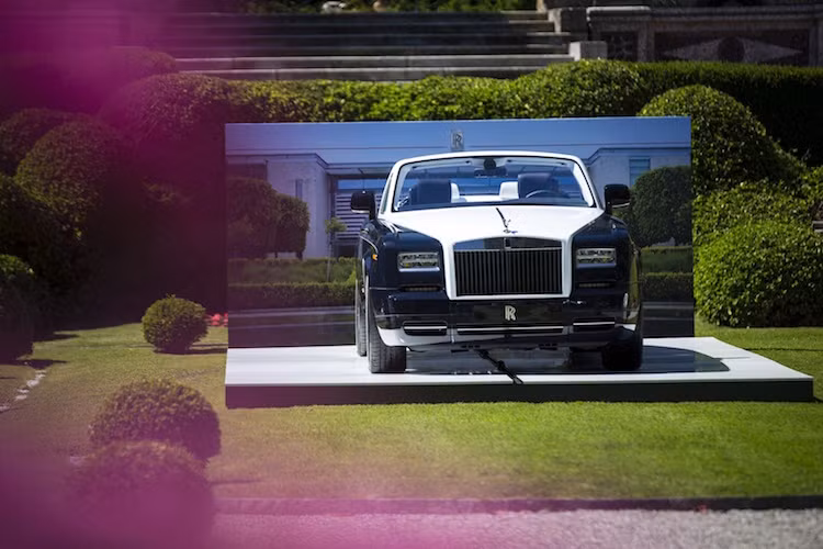 Thương hiệu xe siêu sang Rolls-Royce góp mặt với bộ sưu tập Phantom Zenith - gồm những chiếc Phantom 2 cửa Drophead mui trần và Phantom Coupe. Sau bộ sưu tập này, những dòng xe nêu trên sẽ được chính thức ngừng sản xuất.