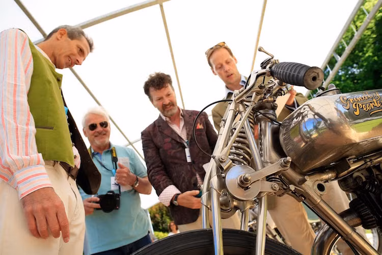 Thậm chí trong nhiều trường hợp, những chủ xe còn trực tiếp đứng cạnh "con cưng" của mình và giới thiệu, trao đổi, tranh luận với những người thăm quan và từ đó cùng nhau thu hẹp khoảng cách, chia sẻ niềm đam mê xe cộ.