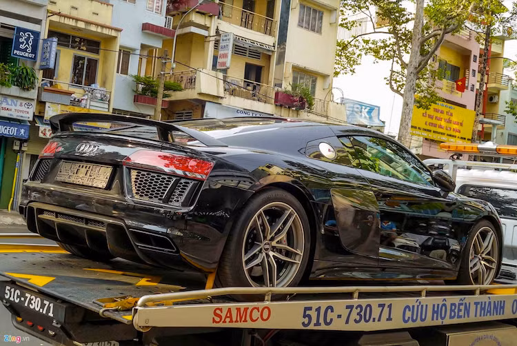 Ngôn ngữ thiết kế mới của Audi khiến R8 trở nên lạ lùng ở tiểu tiết, nhưng tổng thể vẫn thật dễ dàng nhận ra. Đây cũng là cách mà Audi đã 'lột xác' Q7 thế hệ mới. Chiếc xe mới về Việt Nam có mâm 5 cánh kép 19 inch, thay vì có tùy chọn mâm 20 inch nhiều nan như chiếc đầu tiên.