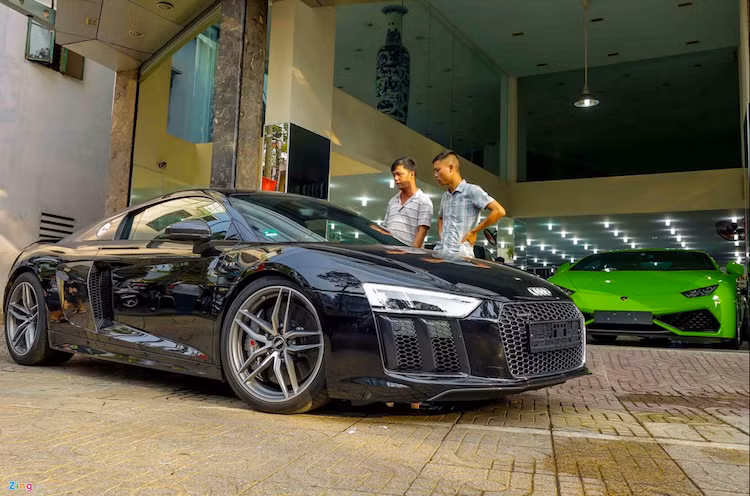 Nếu như không được báo trước, nhiều người có thể nhầm R8 mới là một phiên bản "facelift" của thế hệ cũ nếu chỉ nhìn qua, với những đường vát dứt khoát và sắc sảo. Những đường nét mềm mại, gợi cảm trên phiên bản cũ giờ đã là quá khứ.